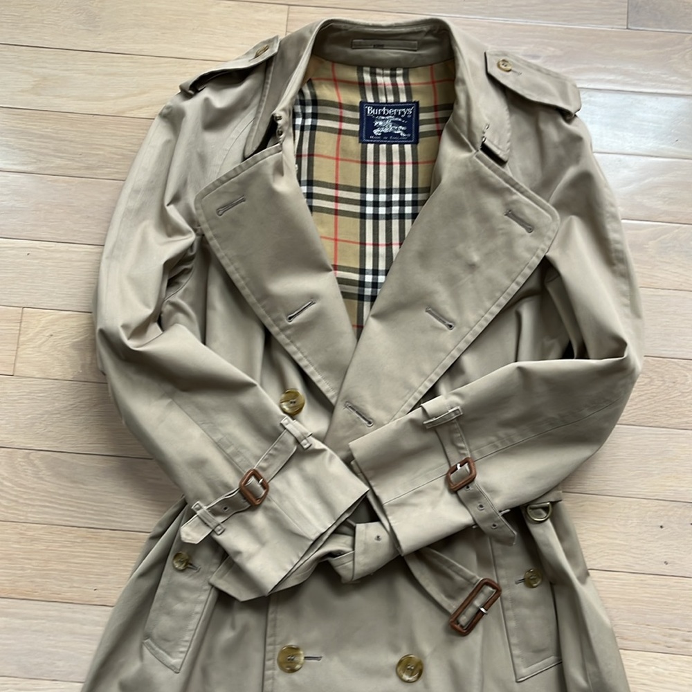 Burberry Nova Check Pattern Trench Coat
Size: US: 42 Euro: 54 Long King